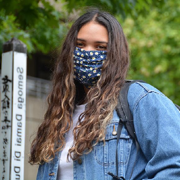 Woman wearing a face mask